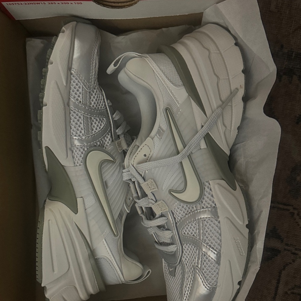 NIB Nike photon Dust/Light silver V2K Run Sneakers Woman’s 6 / Men’s 4.5